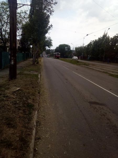 В Мариуполе тягач с грузом оборвал провода – трамваи не ходят (ФОТО)