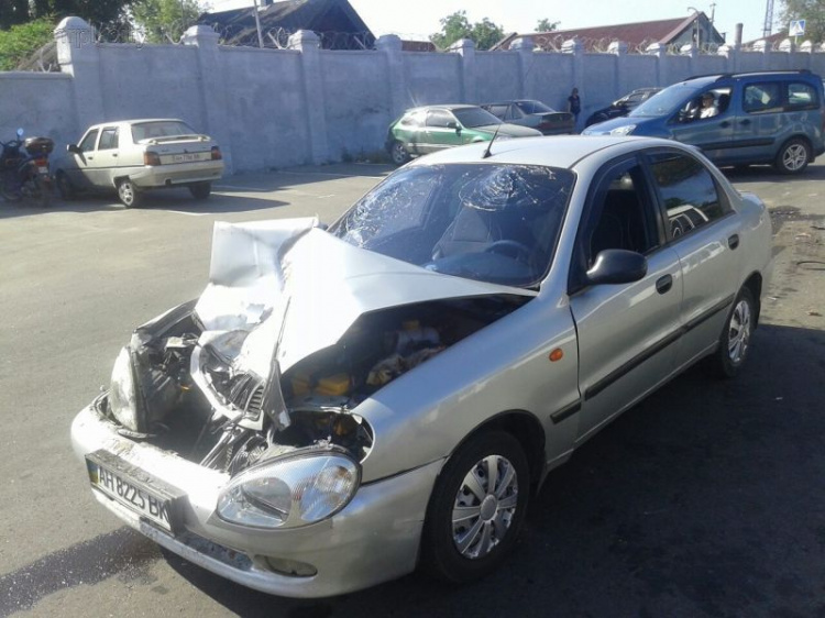 Водитель Daewoo в Мариуполе разбил головой лобовое стекло при столкновении с автобусом (ФОТО)