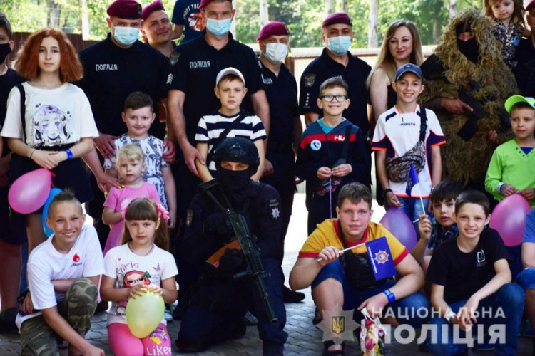 В Мариуполе школьники встретили каникулы вместе со спецназовцами