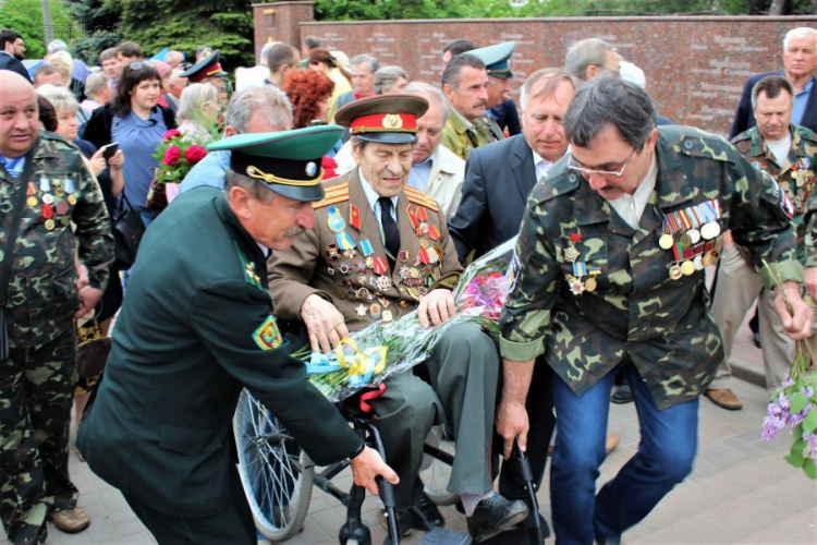 Низкий поклон ветеранам: в Мариуполе отметили День Победы (ФОТО)