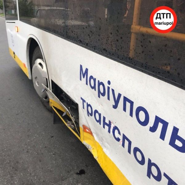 В Мариуполе легковушка врезалась в автобус. Есть пострадавший (ФОТО)