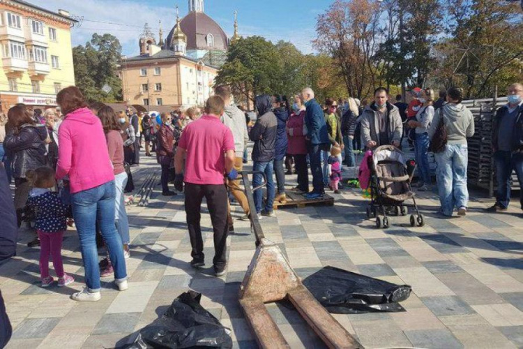 В День города скандал на Театральной площади Мариуполя (ФОТО)