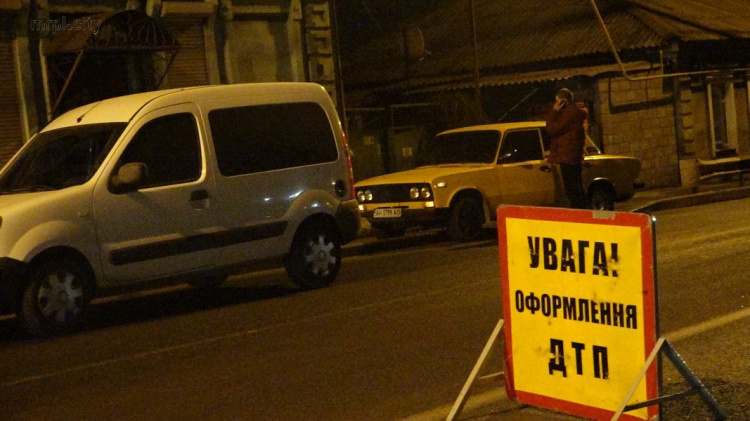 В центре Мариуполя ВАЗ -2101 превратился в груду металла после ДТП с переворотом (ФОТО+ДОПОЛНЕНО)