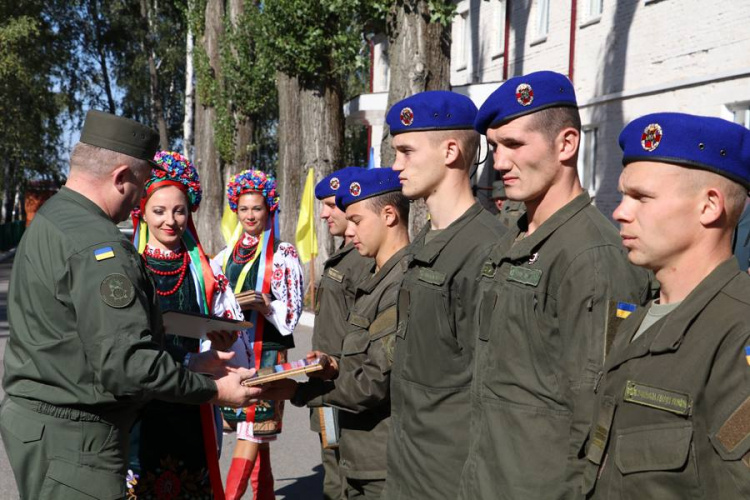 Офицер из Мариуполя завоевал право носить берет с отличием (ФОТО+ВИДЕО)