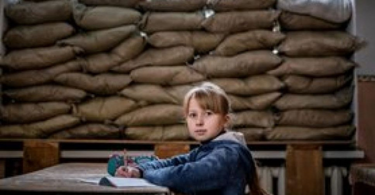 В Донбассе боевики обстреляли школу: детей эвакуировали в бомбоубежище