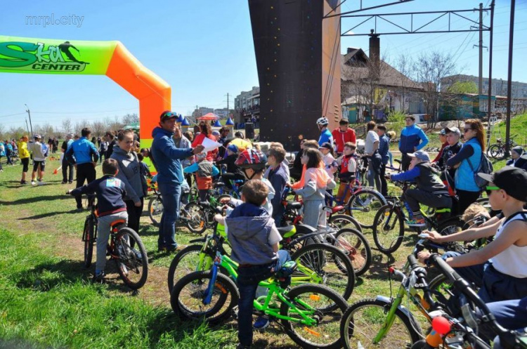 Открытие велосезона в Мариуполе: около 600 горожан поддержали заезд (ФОТО, ВИДЕО)