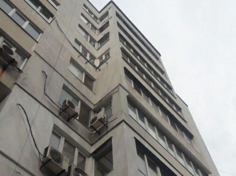 В Мариуполе из окна многоэтажки выпал парень (ДОПОЛНЕНО ФОТО 18+)
