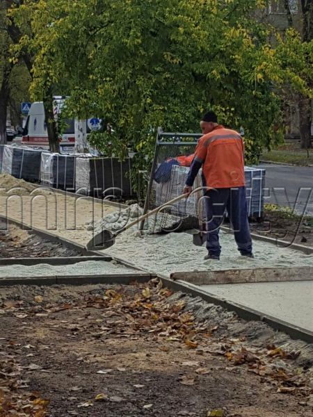 В Мариуполе капитально обновляют тротуар между двумя проспектами