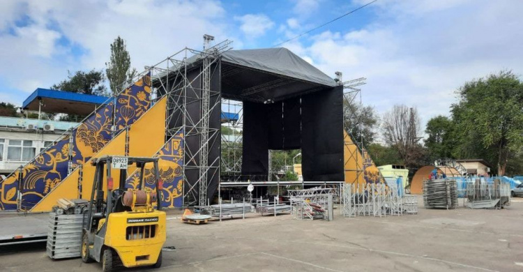Сцена, инсталляции и фотозоны: как Мариуполь готовится ко Дню города и фестивалям (ФОТОФАКТ)