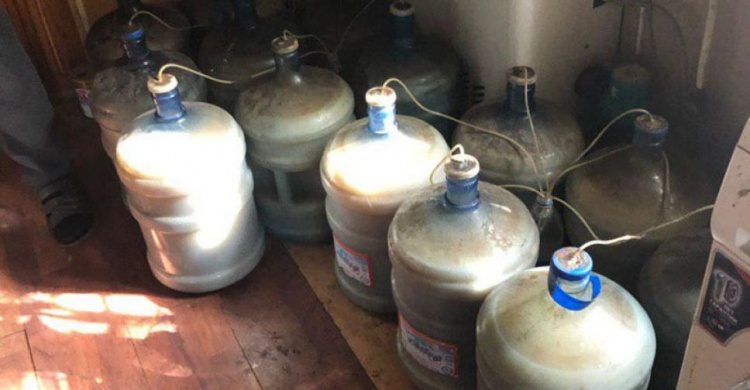 Сотни литров фальсификата: в Мариуполе продолжают продавать суррогат (ФОТО)