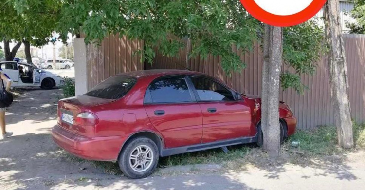 В Мариуполе автомобиль застрял между забором жилого дома и электроопорой