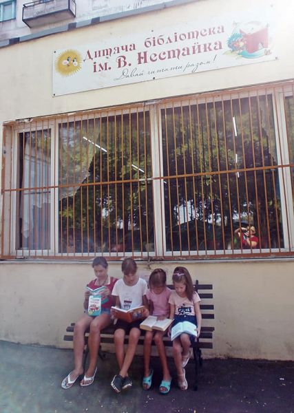 В детской библиотеке Мариуполя появились мобильные лавочки