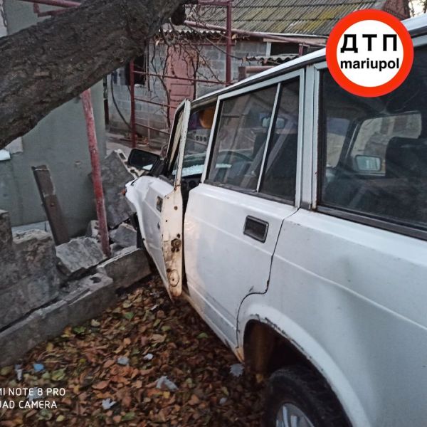 В Мариуполе водитель врезался в авто, снес забор у дома и сбежал, бросив машину