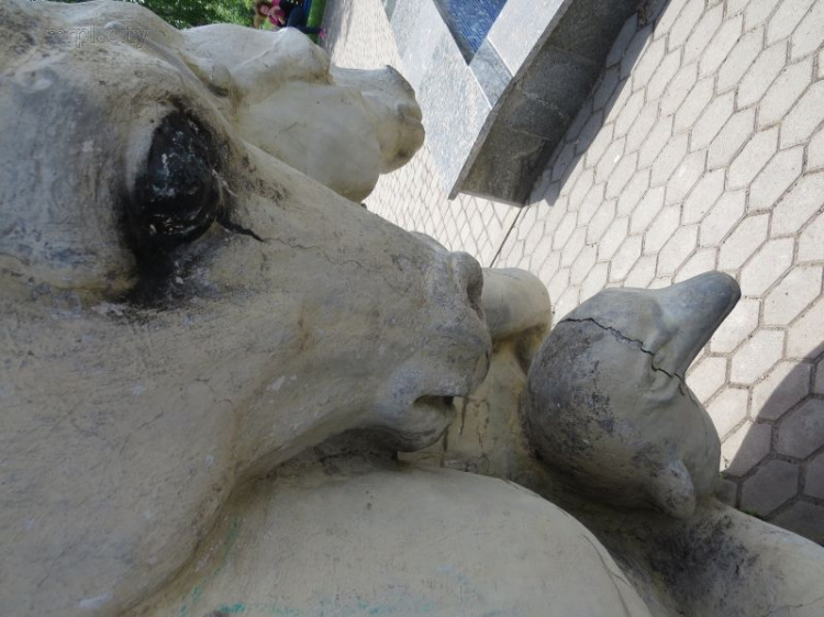 Мариупольские вандалы превратили скульптуру Посейдона в персонаж фильма ужасов (ФОТОФАКТ)