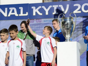 В Мариуполе показали особенные трофеи - Кубки Лиги чемпионов УЕФА