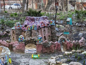 Сад камней и разноцветный замок создали жители в центре Мариуполя
