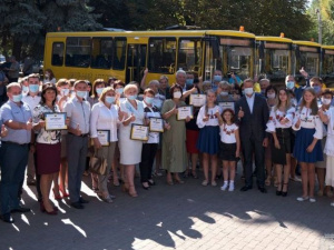 19 шкільних автобусів передали директорам опорних шкіл Донеччини