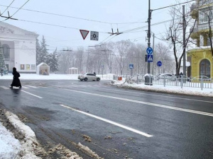 «Голый» асфальт после снегопада в Мариуполе - реальность!