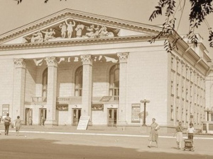 Будівлі драматичного театру Маріуполя 60 років