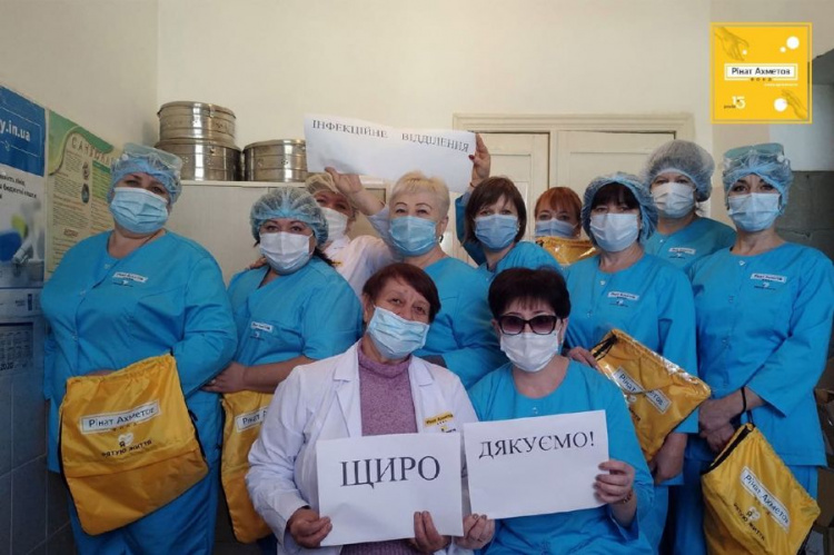 Фонд Рината Ахметова помогает медикам Украины в борьбе с коронавирусом