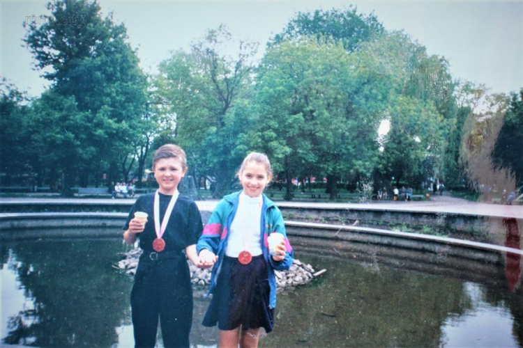 Нагорняк Виталий и Костенко Настя после награждения с мороженым и медалями у фонтана