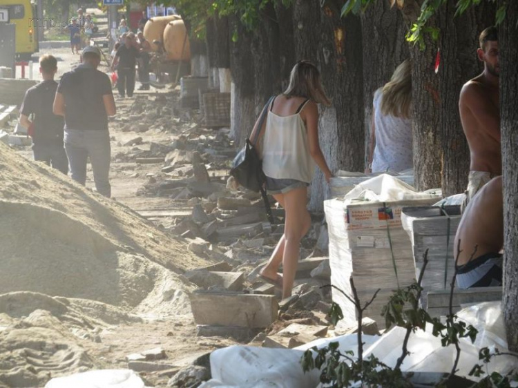 Пыль, шум, завалы под ногами. Мариупольцы разделились в споре о реконструкции центра Мариуполя