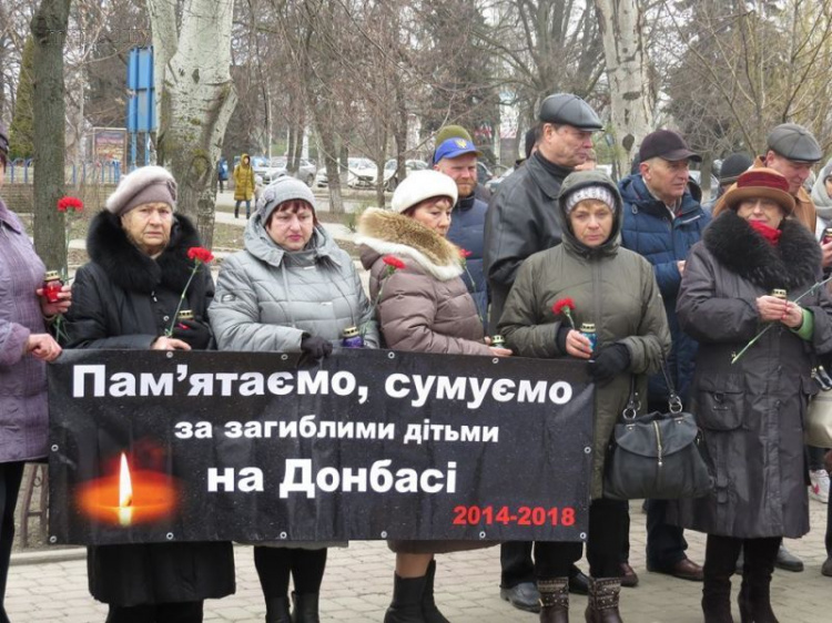 В Мариуполе почтили память детей, погибших на Донбассе и в Кемерово