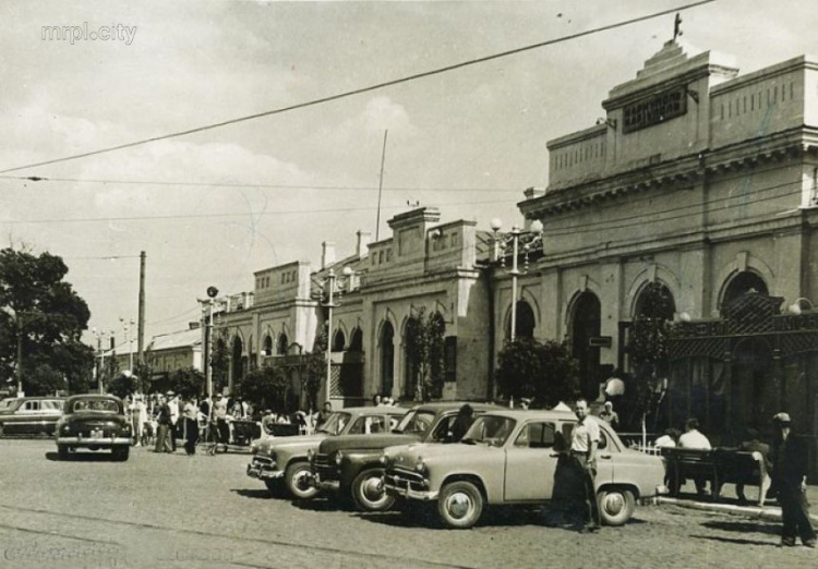 Автомобили у вокзала, 1957 год